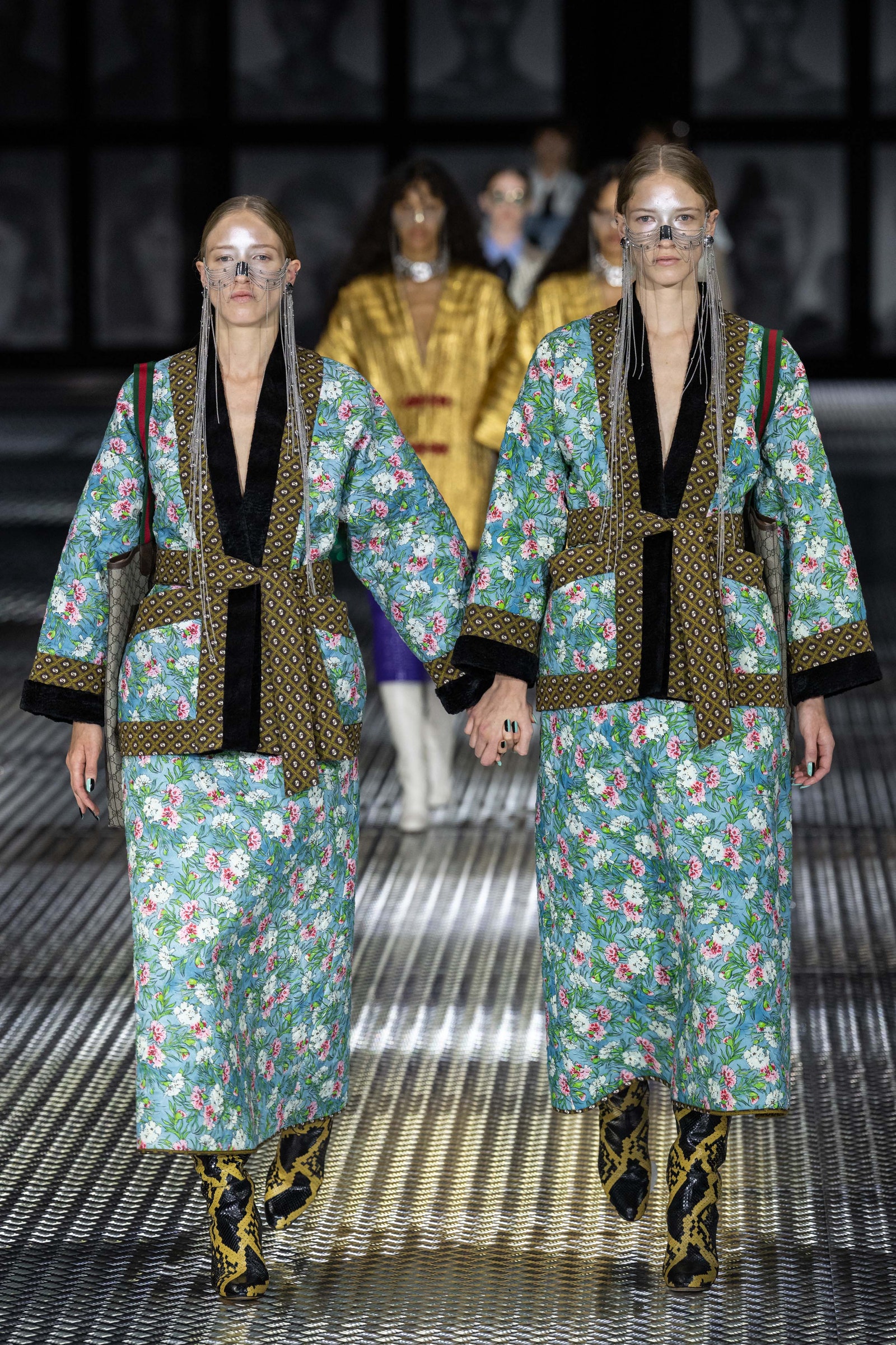 Яркий парад близнецов на показе Gucci Spring 2023 в Милане