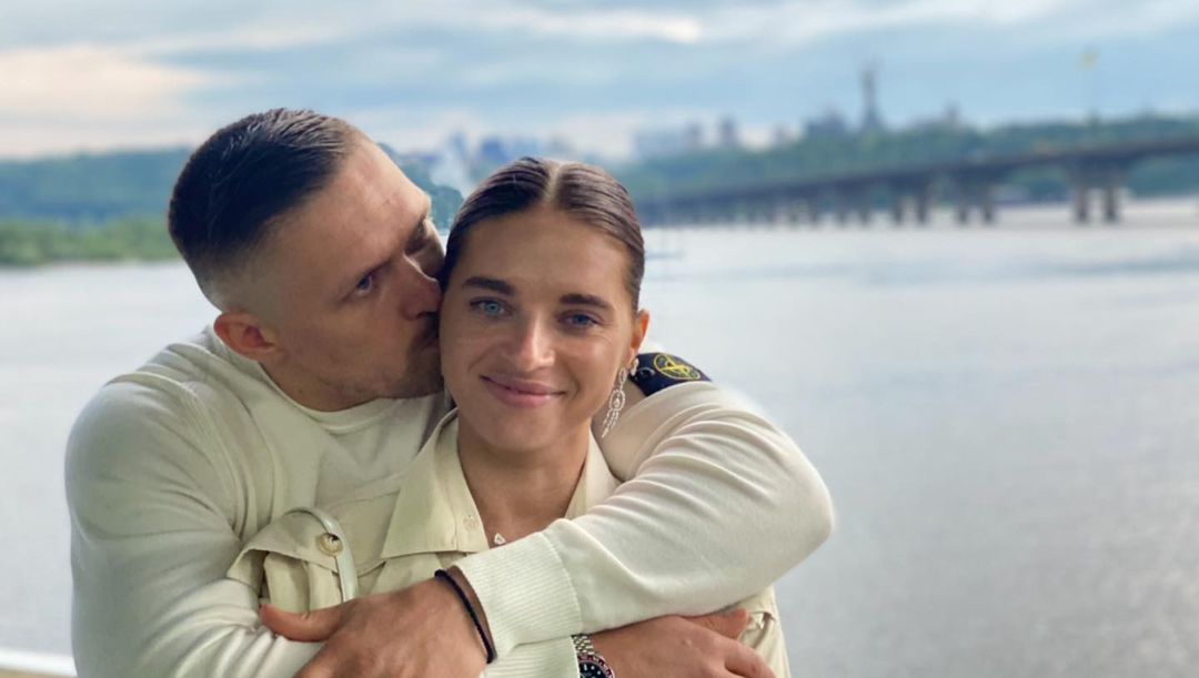 «Ти моя сила»: Олександр Усик привітав дружину із 13 річницею весілля