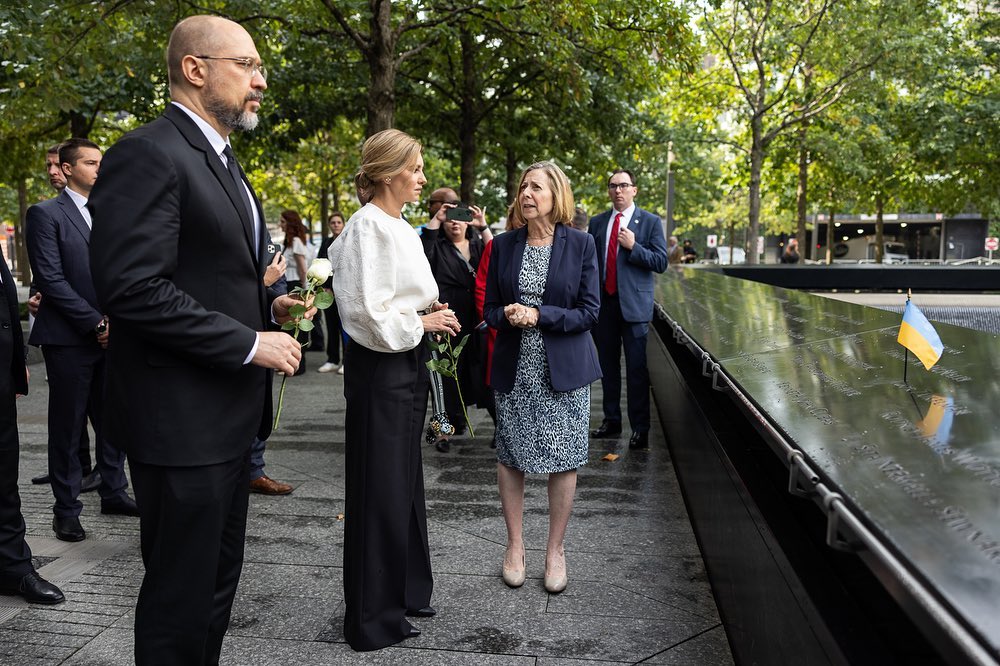 Чорно-білий вихід: Олена Зеленська відвідала Меморіал 9/11 у Нью-Йорку