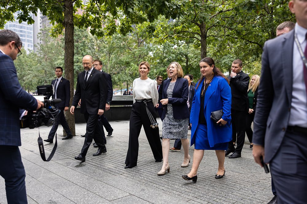 Чорно-білий вихід: Олена Зеленська відвідала Меморіал 9/11 у Нью-Йорку