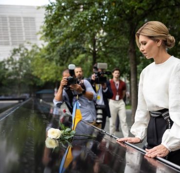 Черно-белый выход: Елена Зеленская посетила Мемориал 9/11 в Нью-Йорке