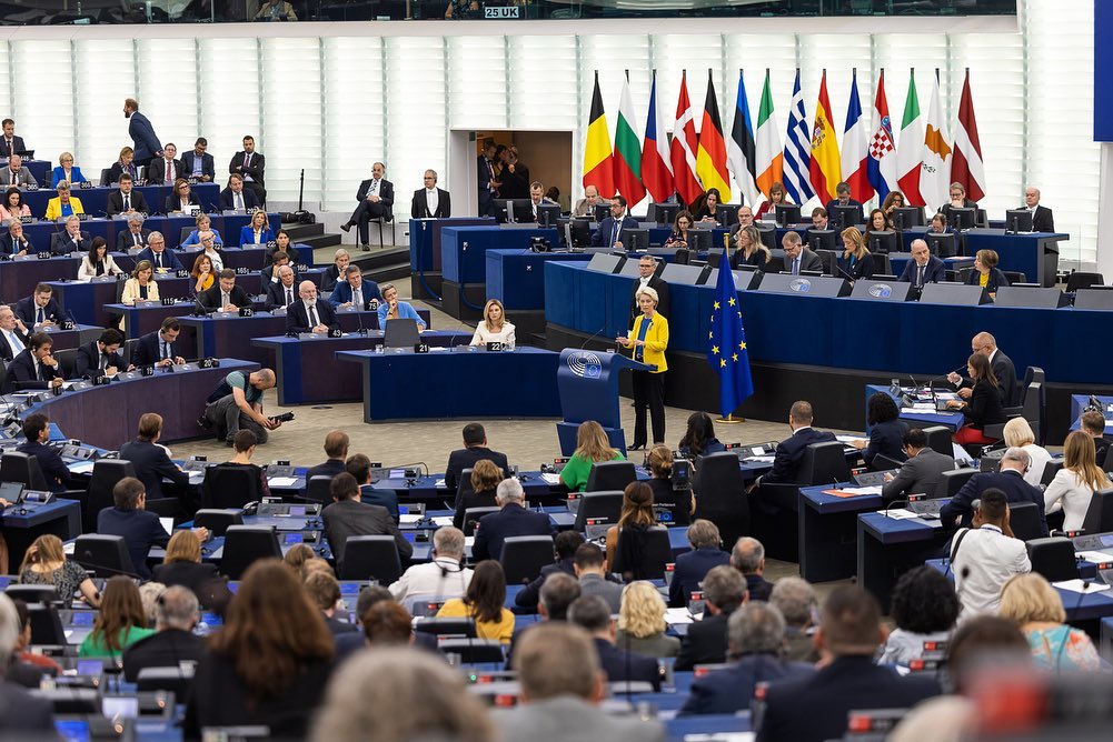 Образ дня: Елена Зеленская в кастомном костюме Gasanova на встрече в Европарламенте