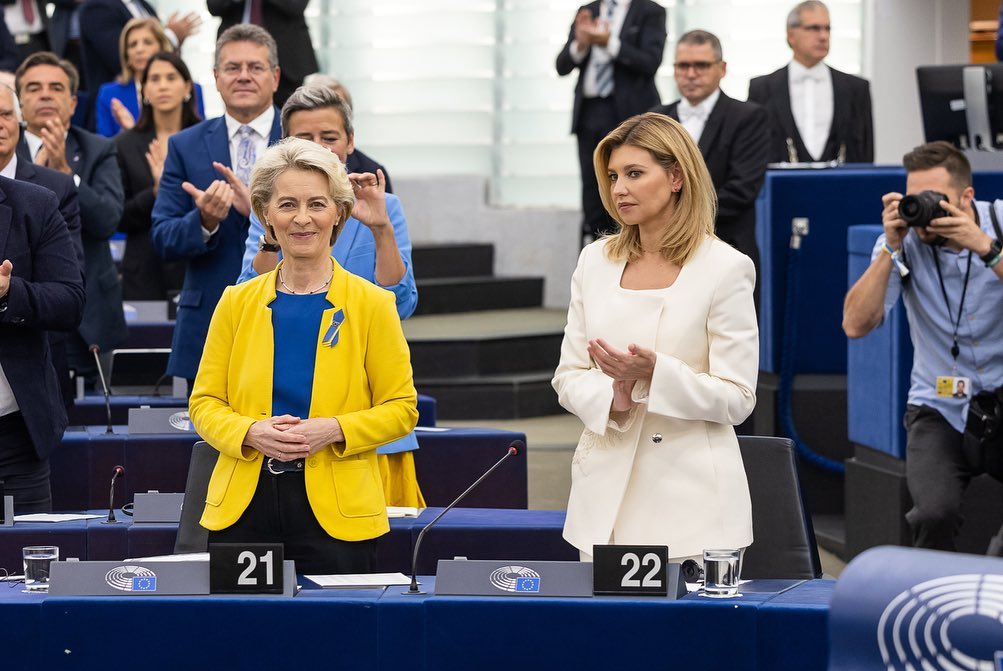 Образ дня: Елена Зеленская в кастомном костюме Gasanova на встрече в Европарламенте