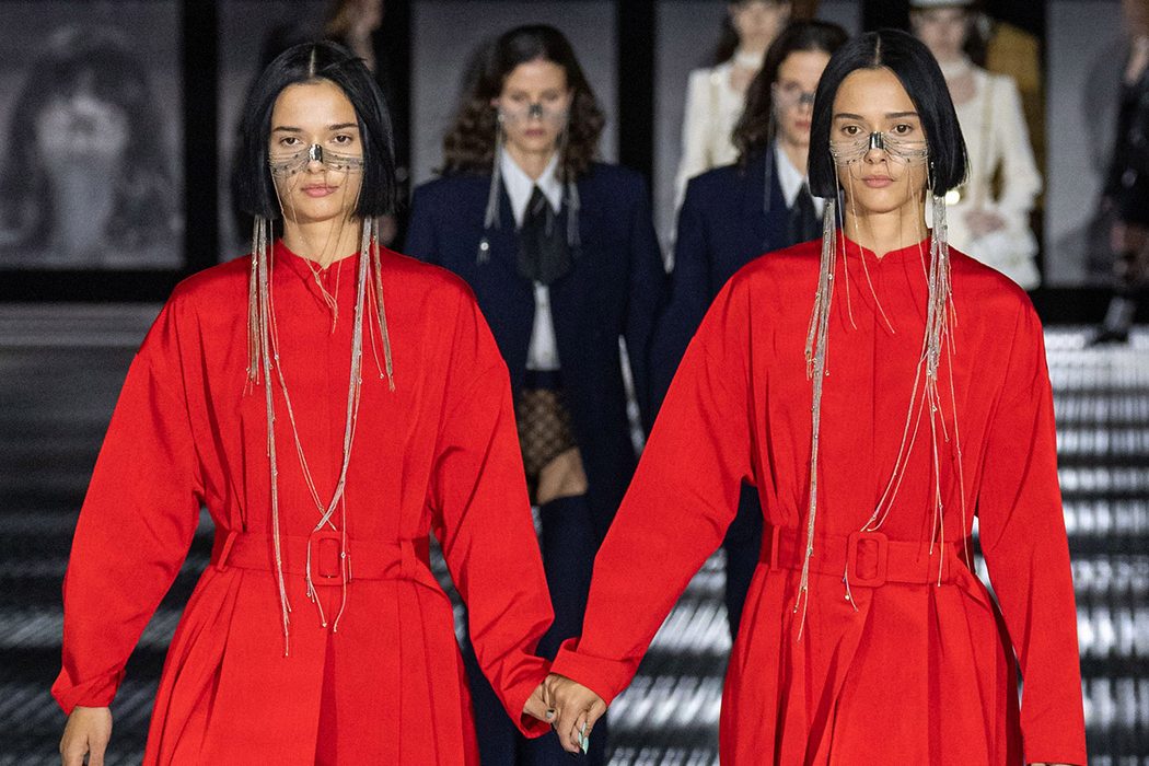 Яркий парад близнецов на показе Gucci Spring 2023 в Милане