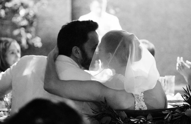 «Бажаю вам такого ж щастя»: Дженніфер Лопес показала нові світлини з весілля