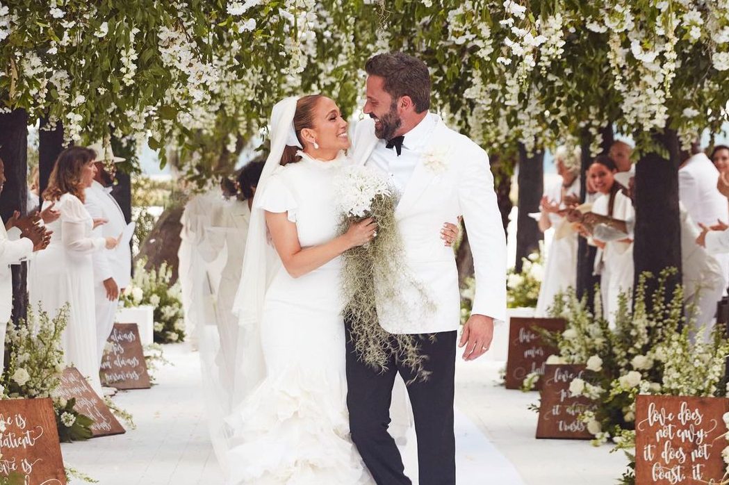 «Желаю вам такого же счастья»: Дженнифер Лопес показала новые фото со свадьбы с Аффлеком