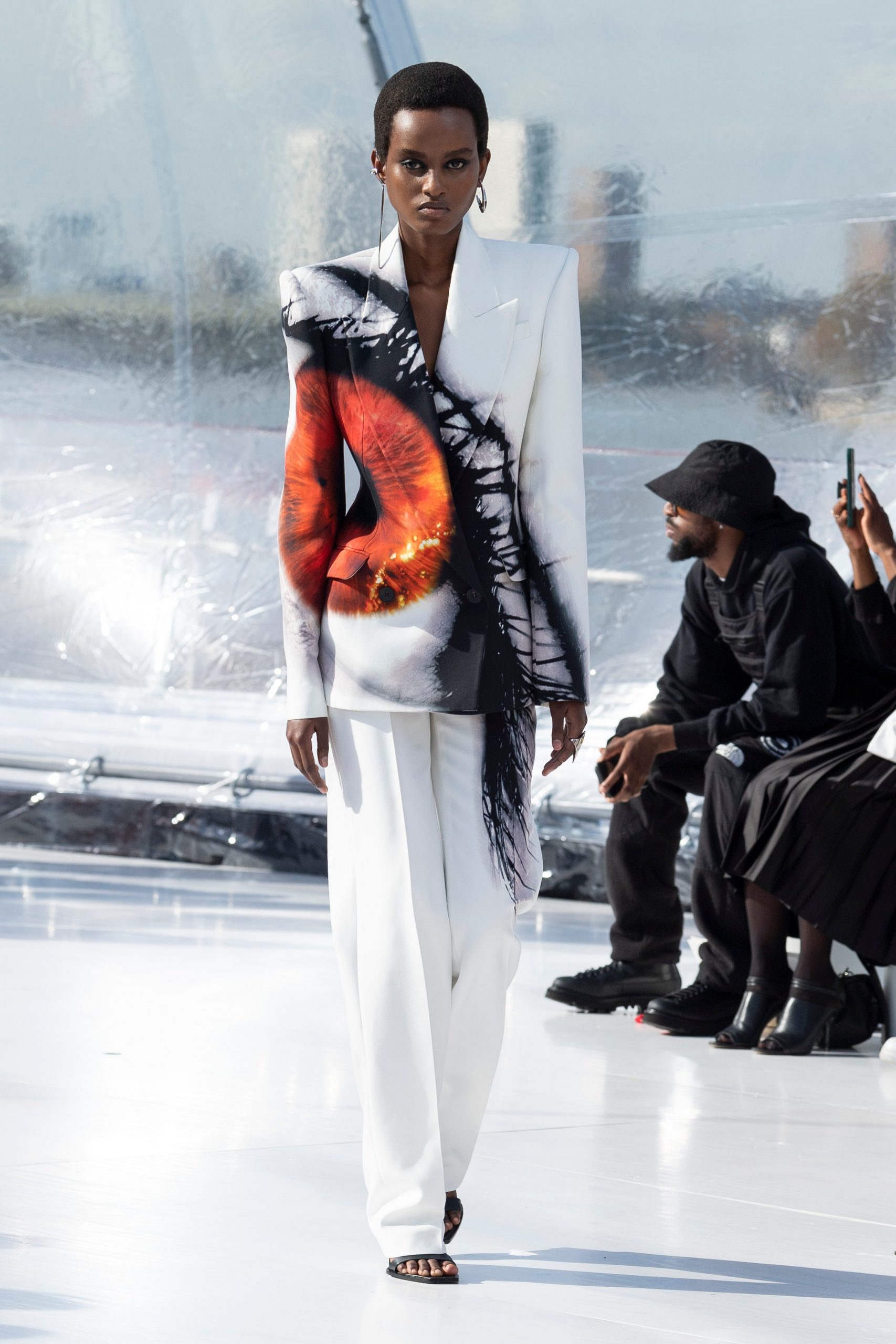 Наомі Кемпбелл у блискучому комбінезоні на подіумі показу Alexander McQueen