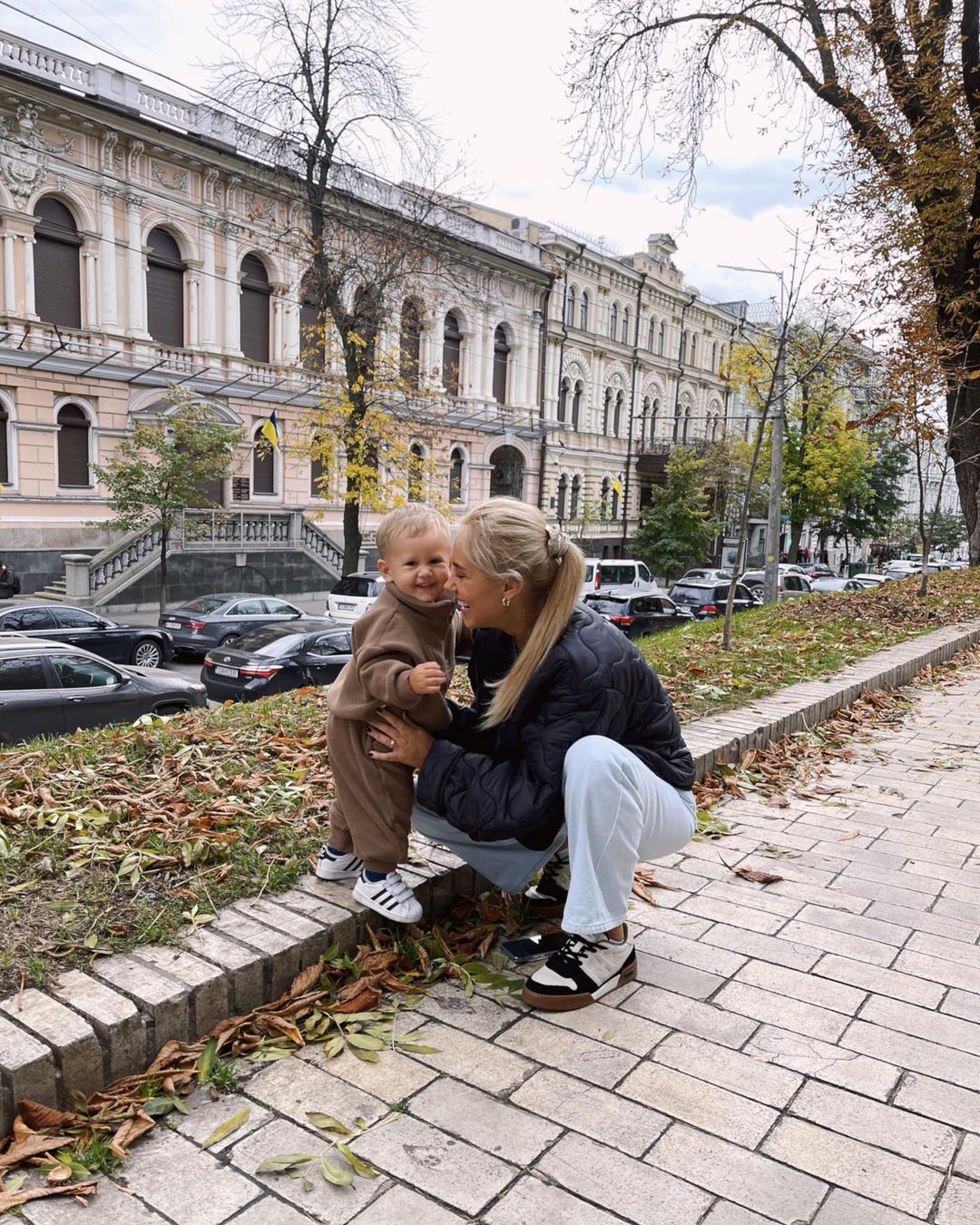 Сімейна ідилія: Нікіта Добринін і Даша Квіткова із сином гуляють осіннім Києвом