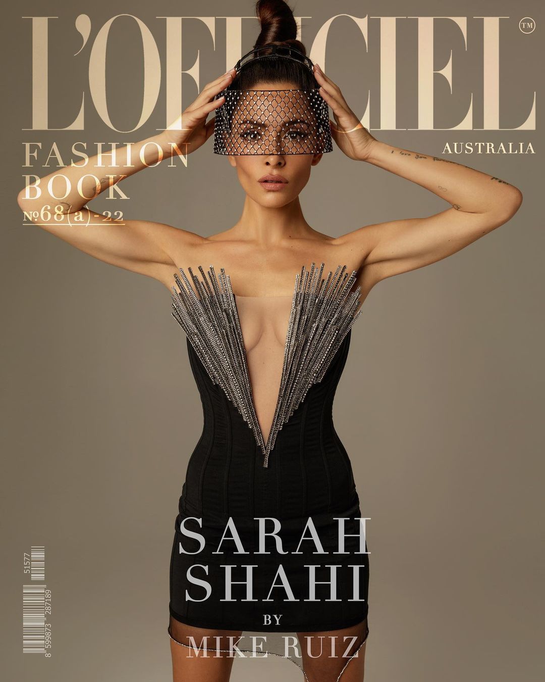 Носители: актриса Сара Шахи в платье Frolov на обложке L&#8217;Officiel