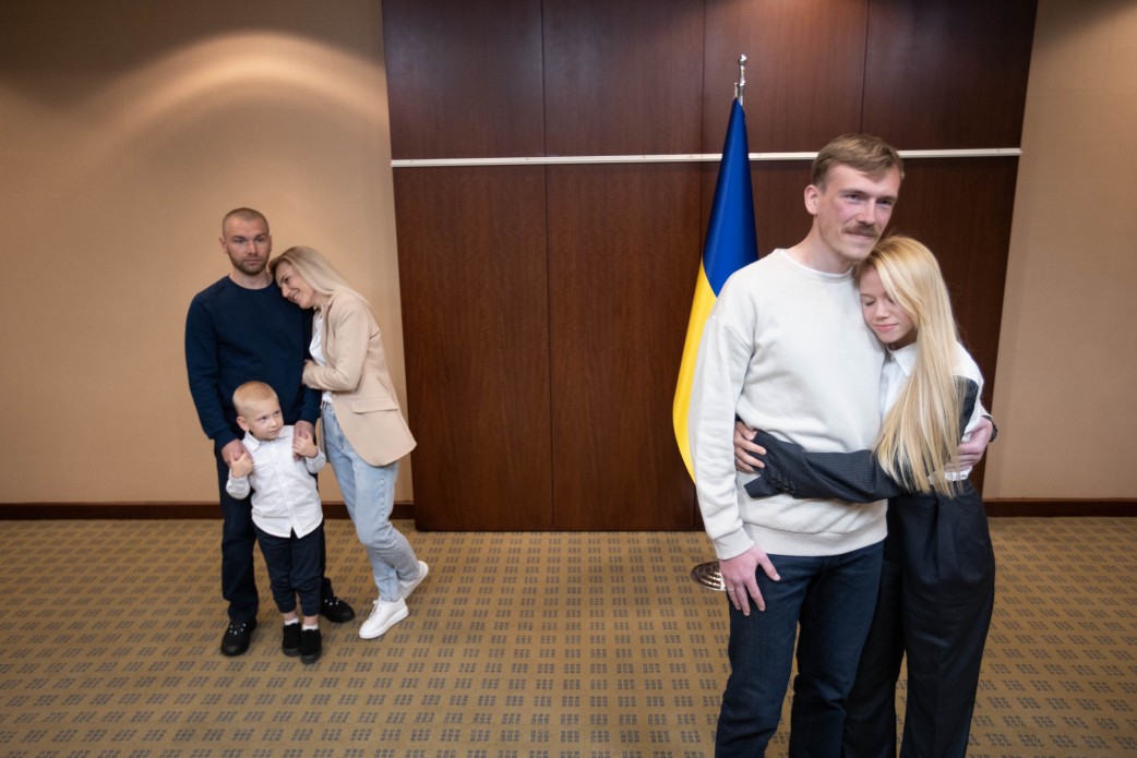 Відео дня: звільнені з полону командири «Азову» зустрілися з рідними