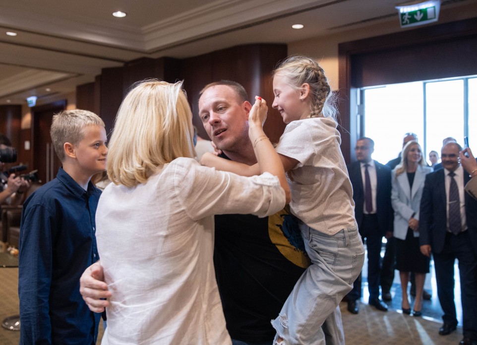 Видео дня: освобожденные из плена командиры «Азова» встретились с родными