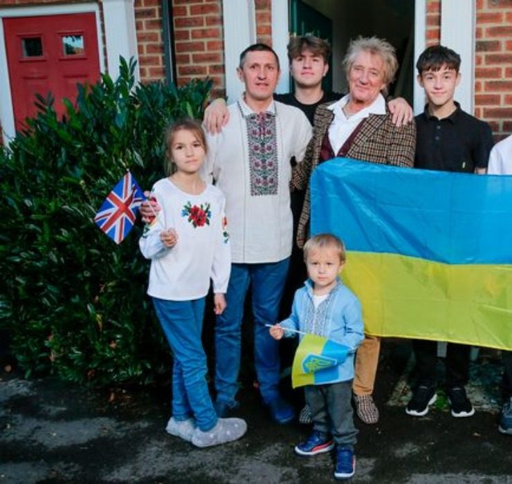Род Стюарт прихистив багатодітну родину з України