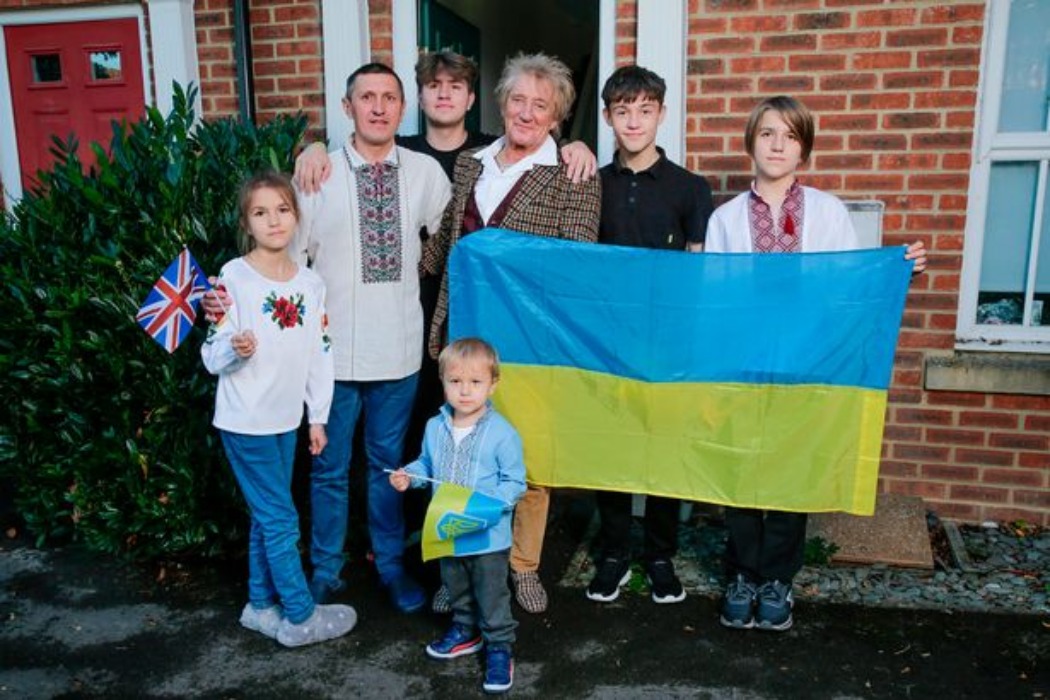Род Стюарт приютил многодетную семью из Украины