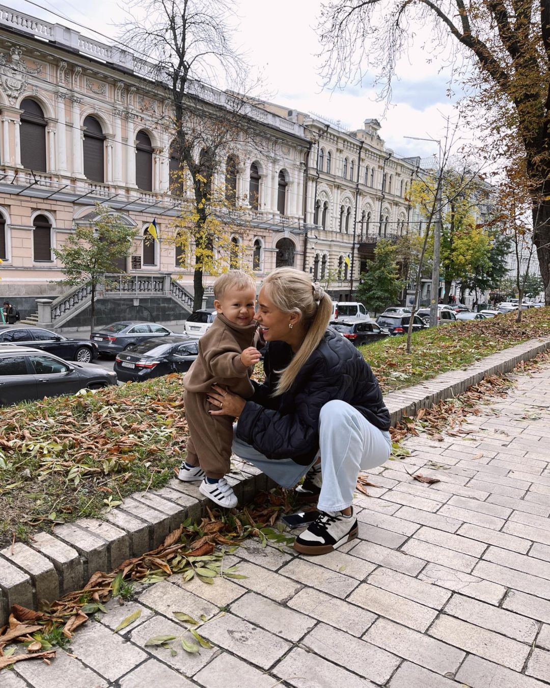 Сімейна ідилія: Нікіта Добринін і Даша Квіткова із сином гуляють осіннім Києвом