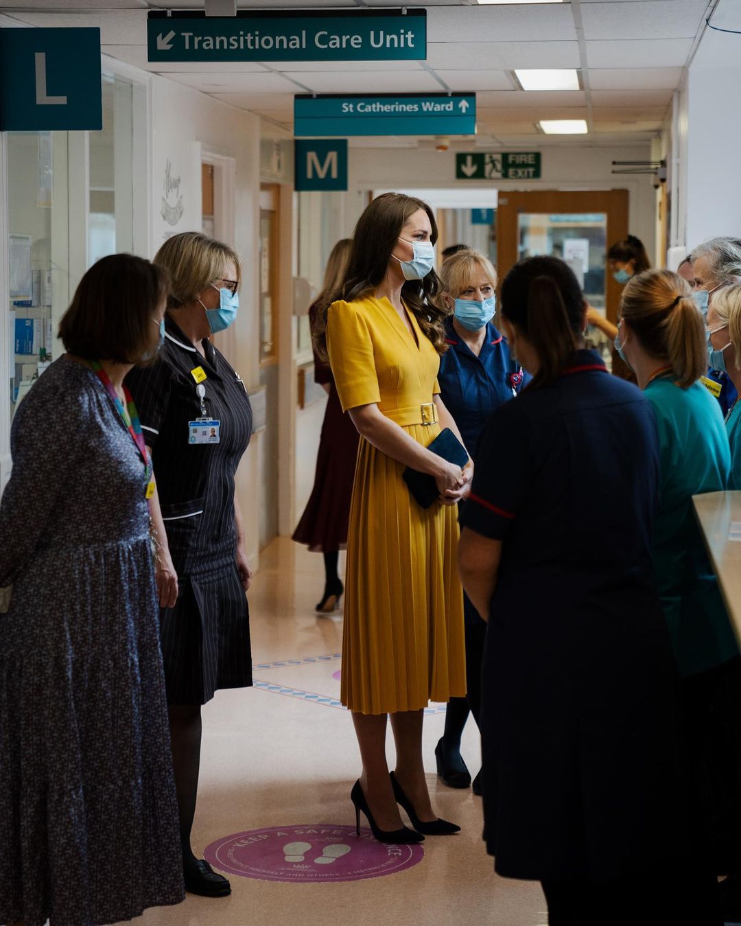 Яркий выход: Кейт Миддлтон в «солнечном» платье в Королевской больнице