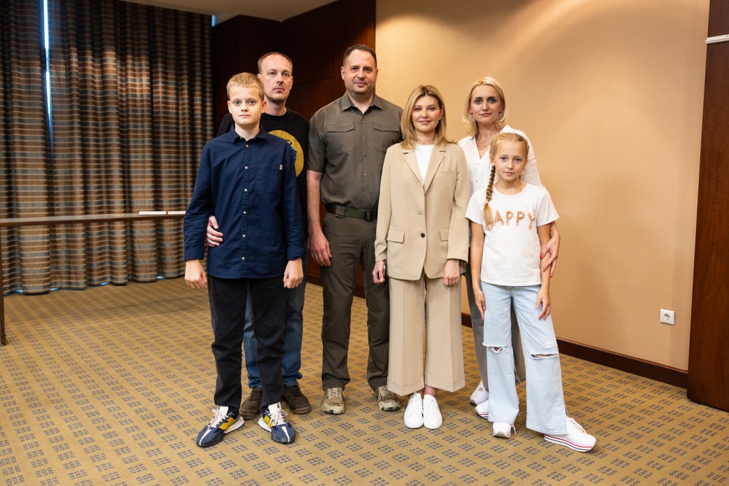 Видео дня: освобожденные из плена командиры «Азова» встретились с родными