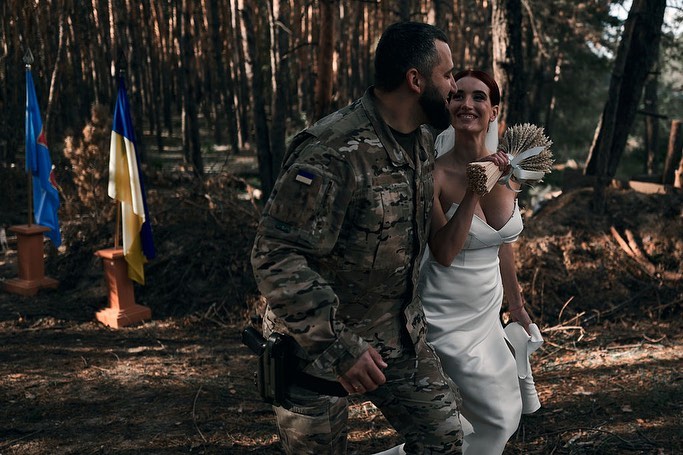 Снайперка Євгенія Емеральд вийшла заміж на передовій