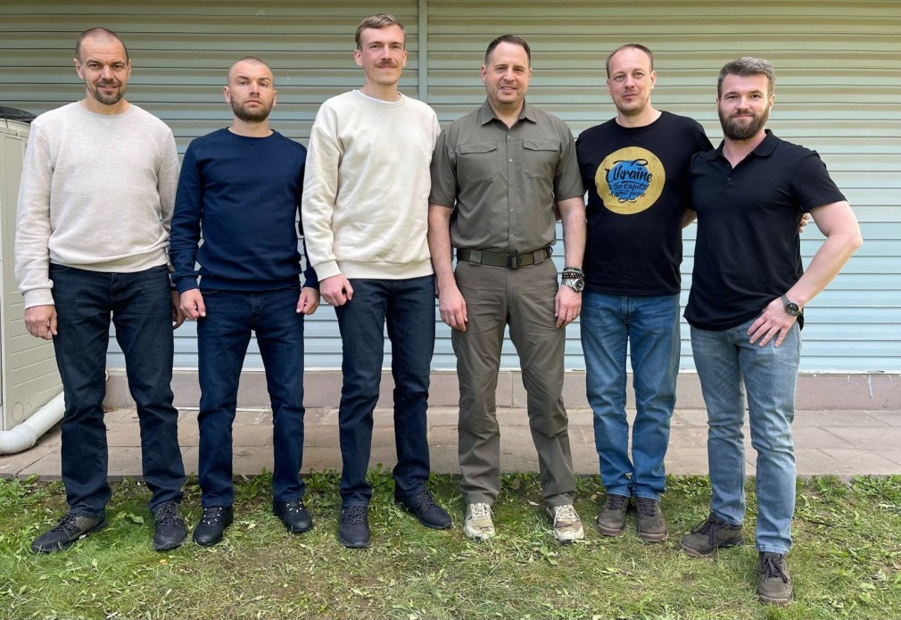 Відео дня: звільнені з полону командири «Азову» зустрілися з рідними