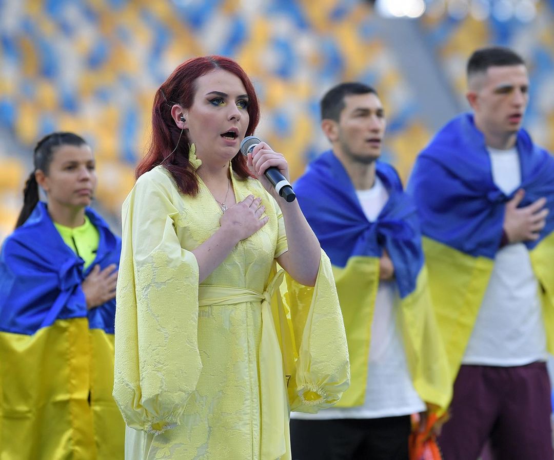 Освобожденная из плена парамедикиня «Пташка» спела на футбольном матче во Львове