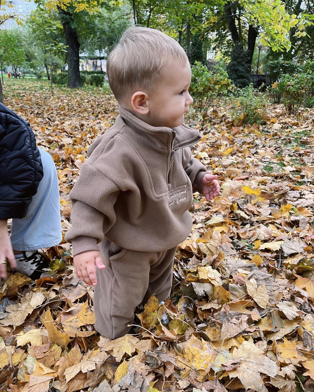 Семейная идиллия: Никита Добрынин и Даша Квиткова с сыном гуляют по осеннему Киеву