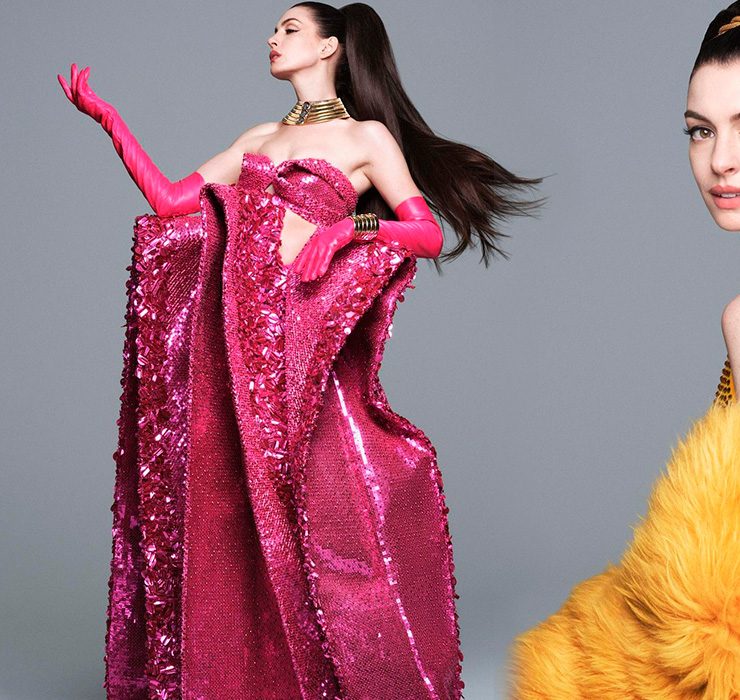 Яркий мех и украшения BVLGARI: Энн Хэтэуей стала звездой ноябрьского номера Vogue Hong Kong