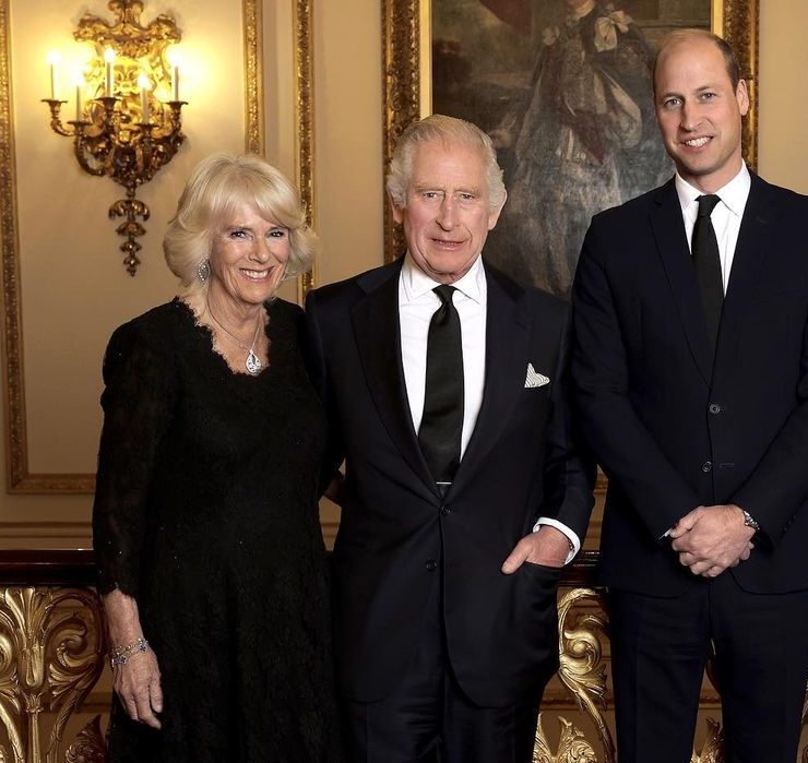 Букингемский дворец показал новое фото королевской семьи
