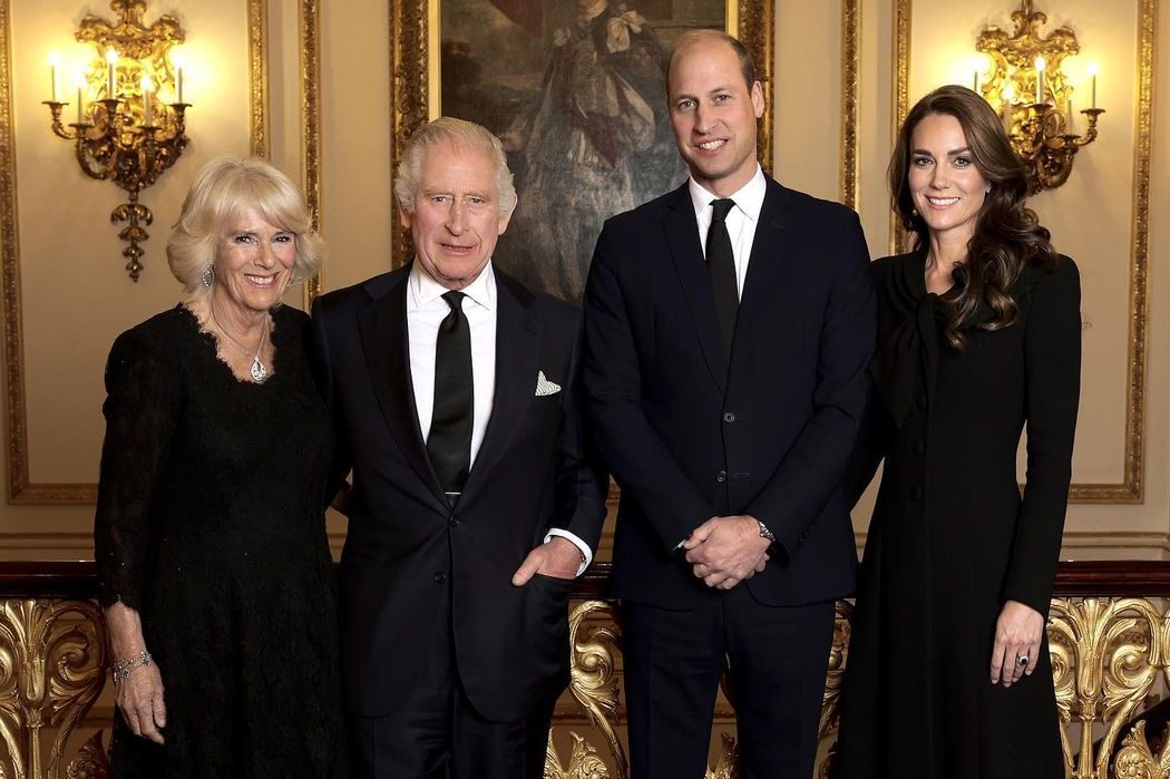 Букингемский дворец показал новое фото королевской семьи