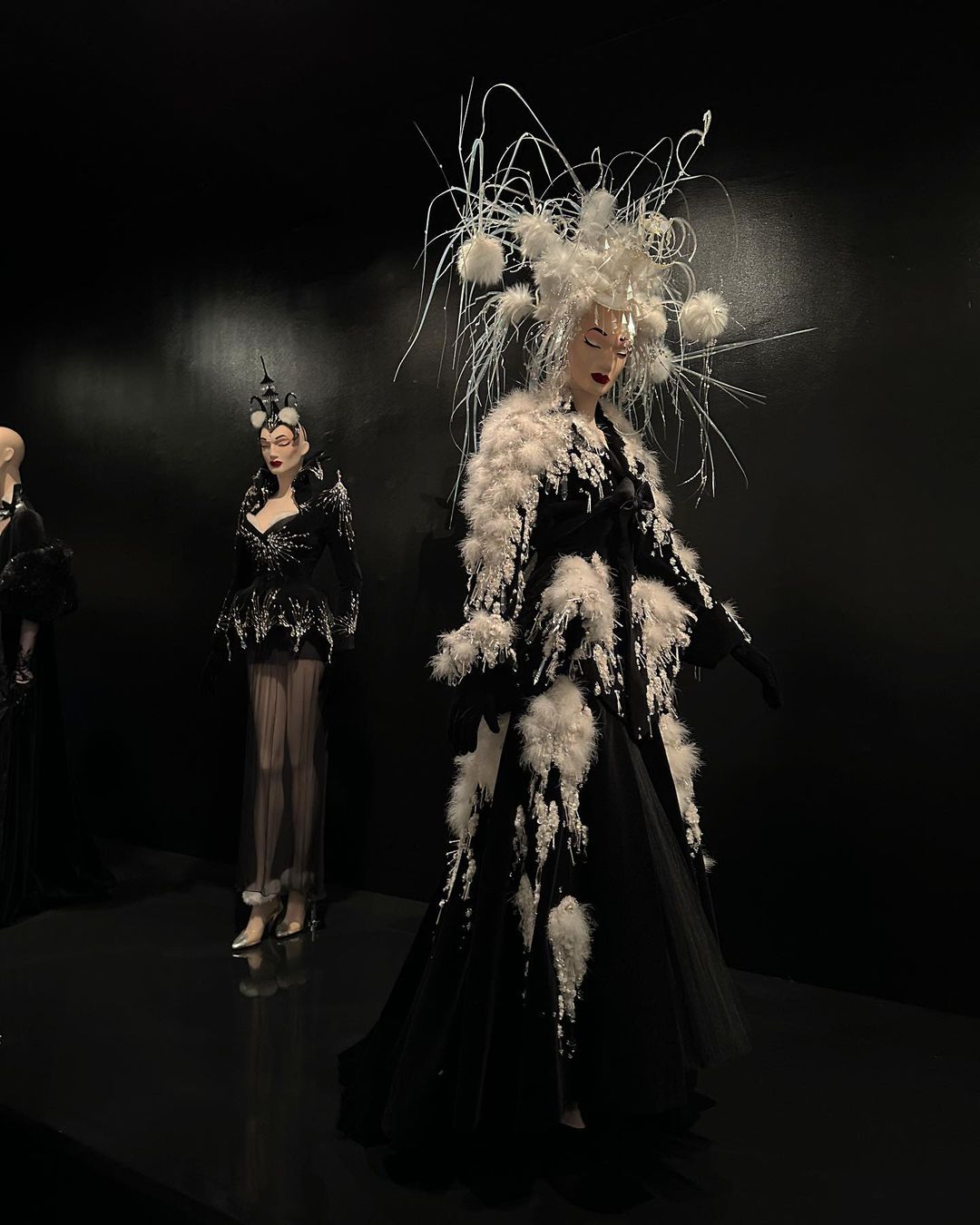 Цінні архіви: Кайлі Дженнер «вигуляла» два вбрання Mugler на відкритті виставки в Нью-Йорку