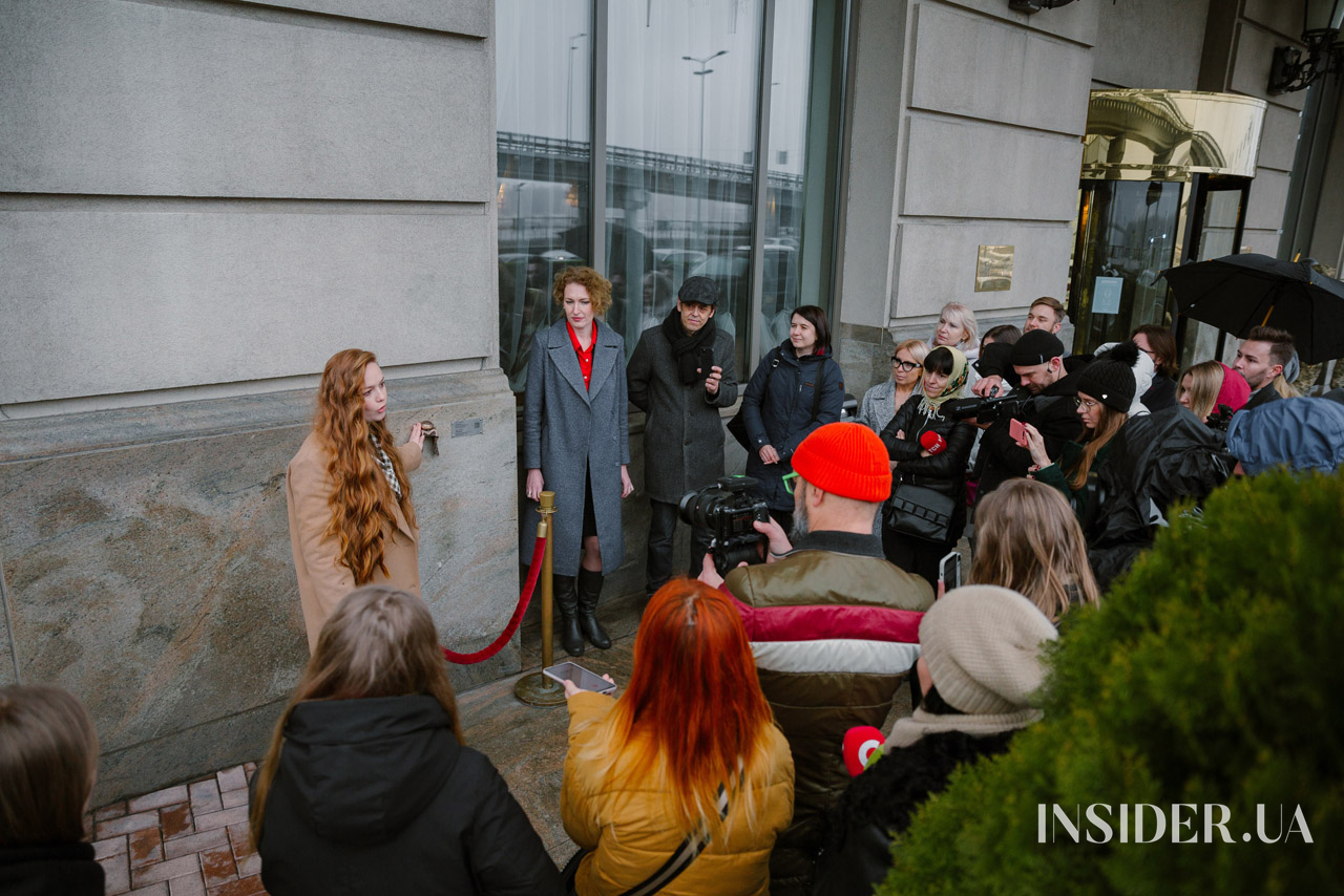 На фасаді готелю Fairmont відкрили міні-скульптуру проєкту «Шукай!»