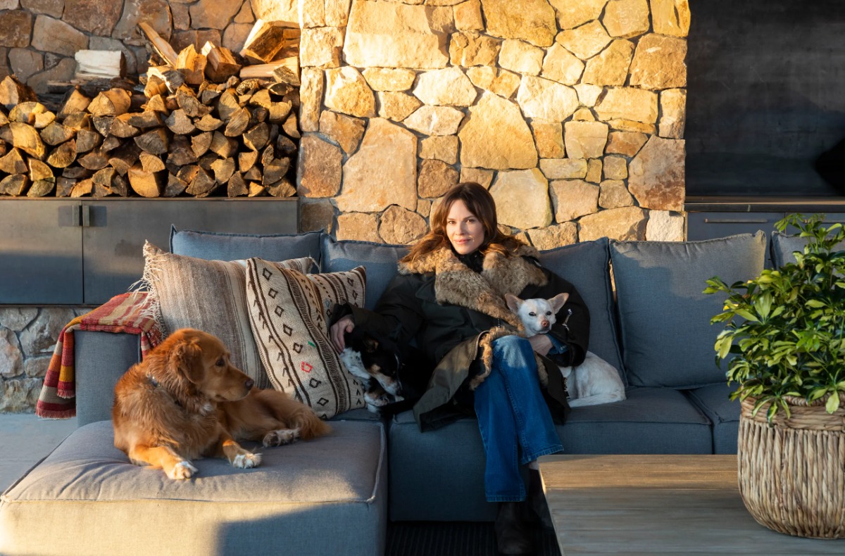 В гостях у Хилари Суонк: экскурсия по колоритному дому актрисы в Колорадо