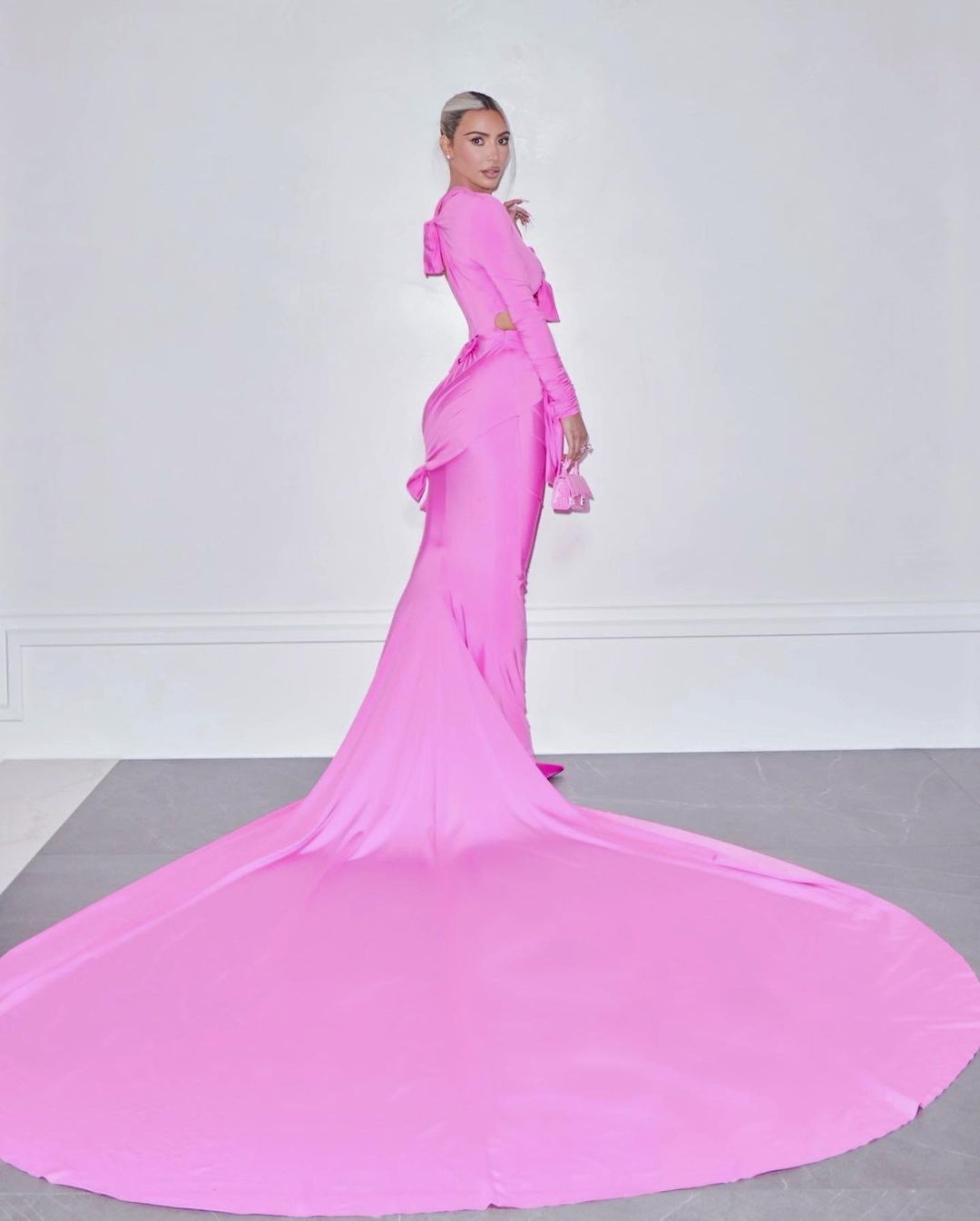 Ярче всех: Ким Кардашьян в платье Balenciaga на гала-вечере Baby2Baby