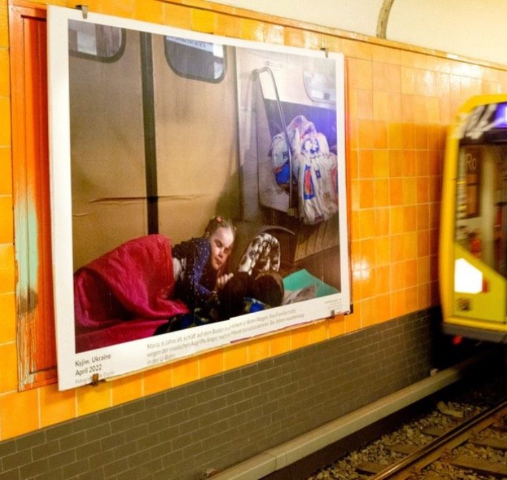 В берлинском метро выставили фото украинцев, которые прячутся от ракет