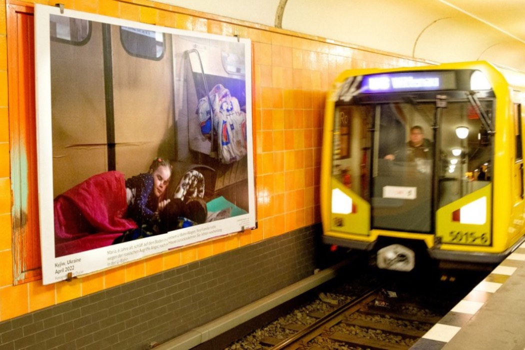 У берлінському метро виставили фото українців, які ховаються від ракет