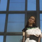 Алина Паш презентовала клип о ромской культуре на песню Dengi