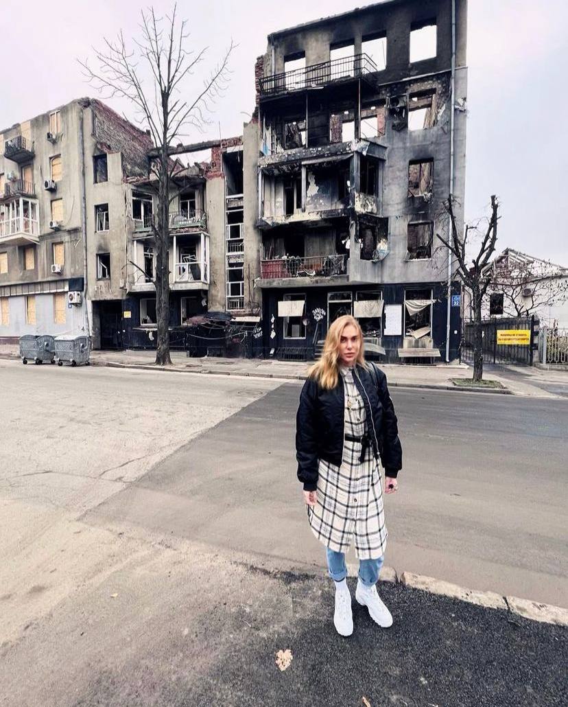 Помічено: Слава Камінська повернулася до України і відвідала зруйнований Харків