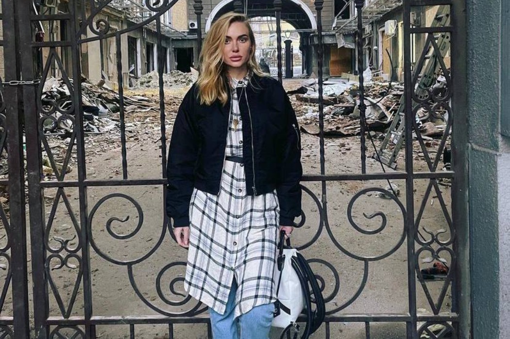 Помічено: Слава Камінська повернулася до України і відвідала зруйнований Харків