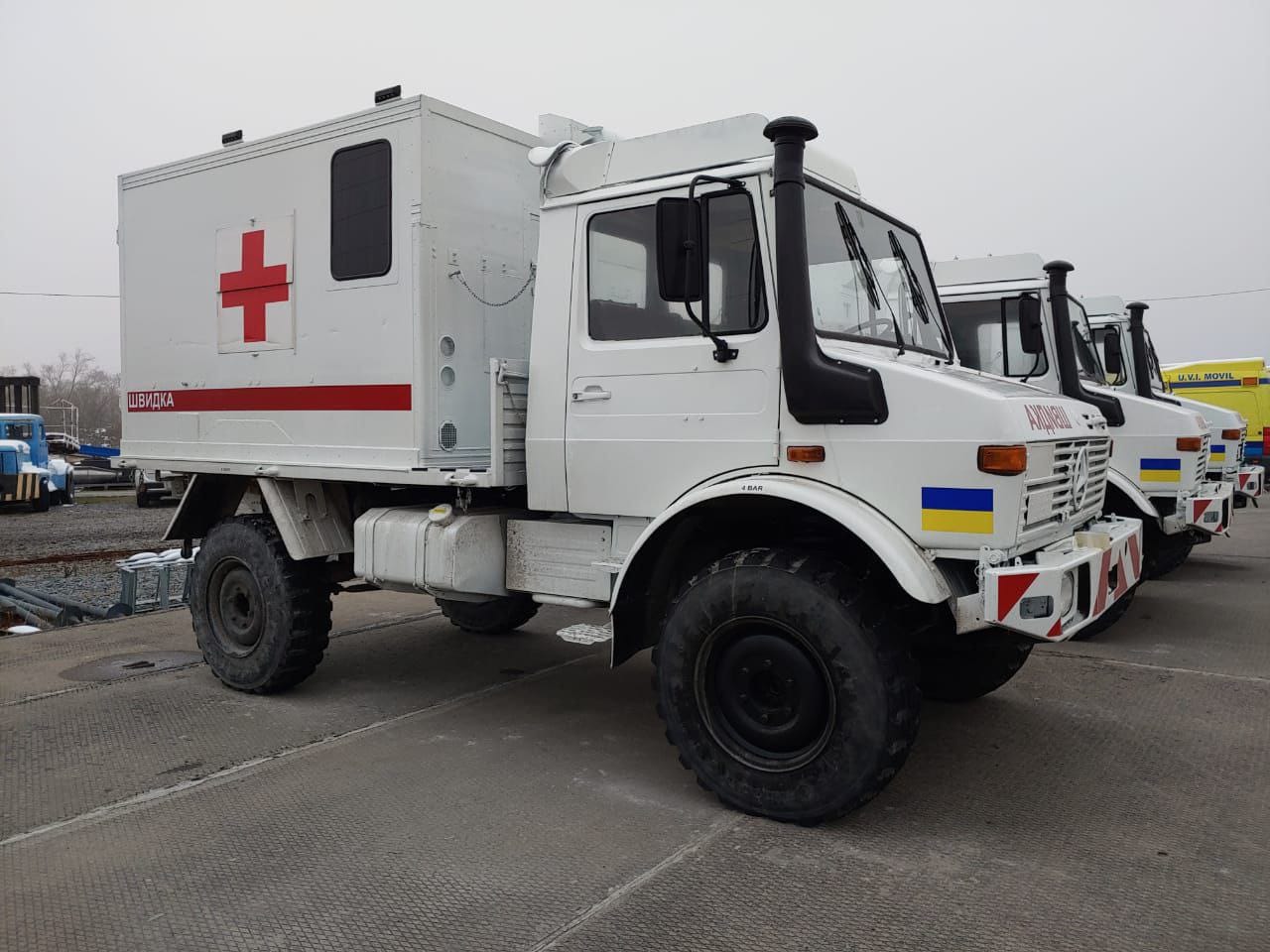 Бенедикт Камбербетч і Джуд Лоу допомогли Україні придбати карети швидкої допомоги
