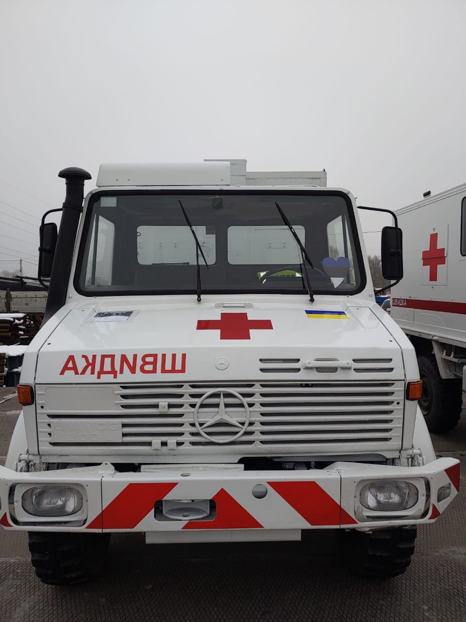 Бенедикт Камбербэтч и Джуд Лоу помогли Украине приобрести кареты скорой помощи