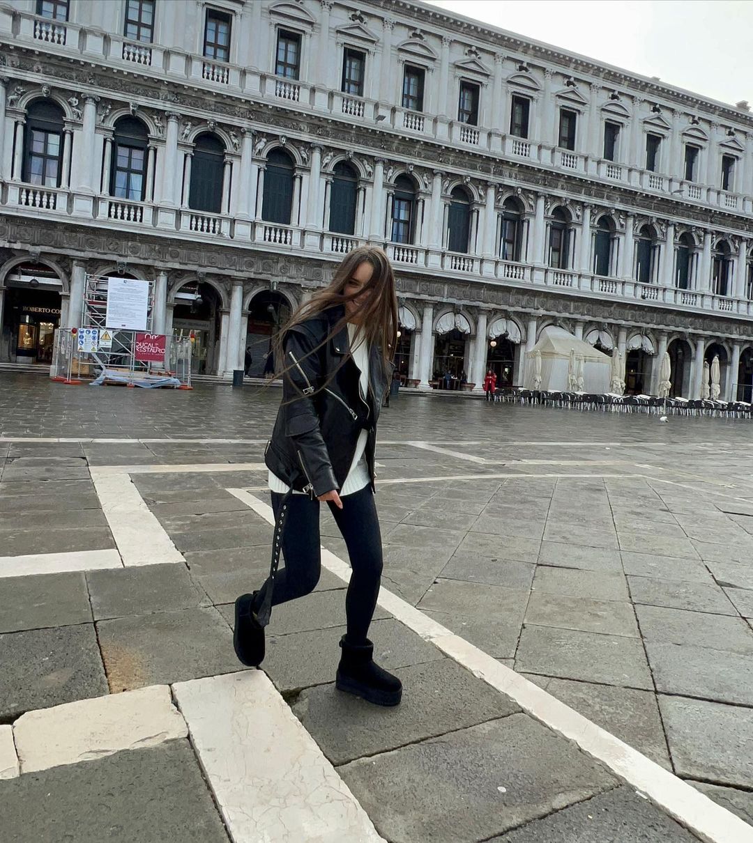 Пешие прогулки и живописные каналы: Ксения Мишина с сыном отдыхает в Венеции