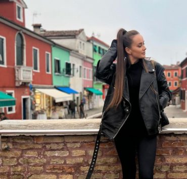 Пешие прогулки и живописные каналы: Ксения Мишина с сыном отдыхает в Венеции