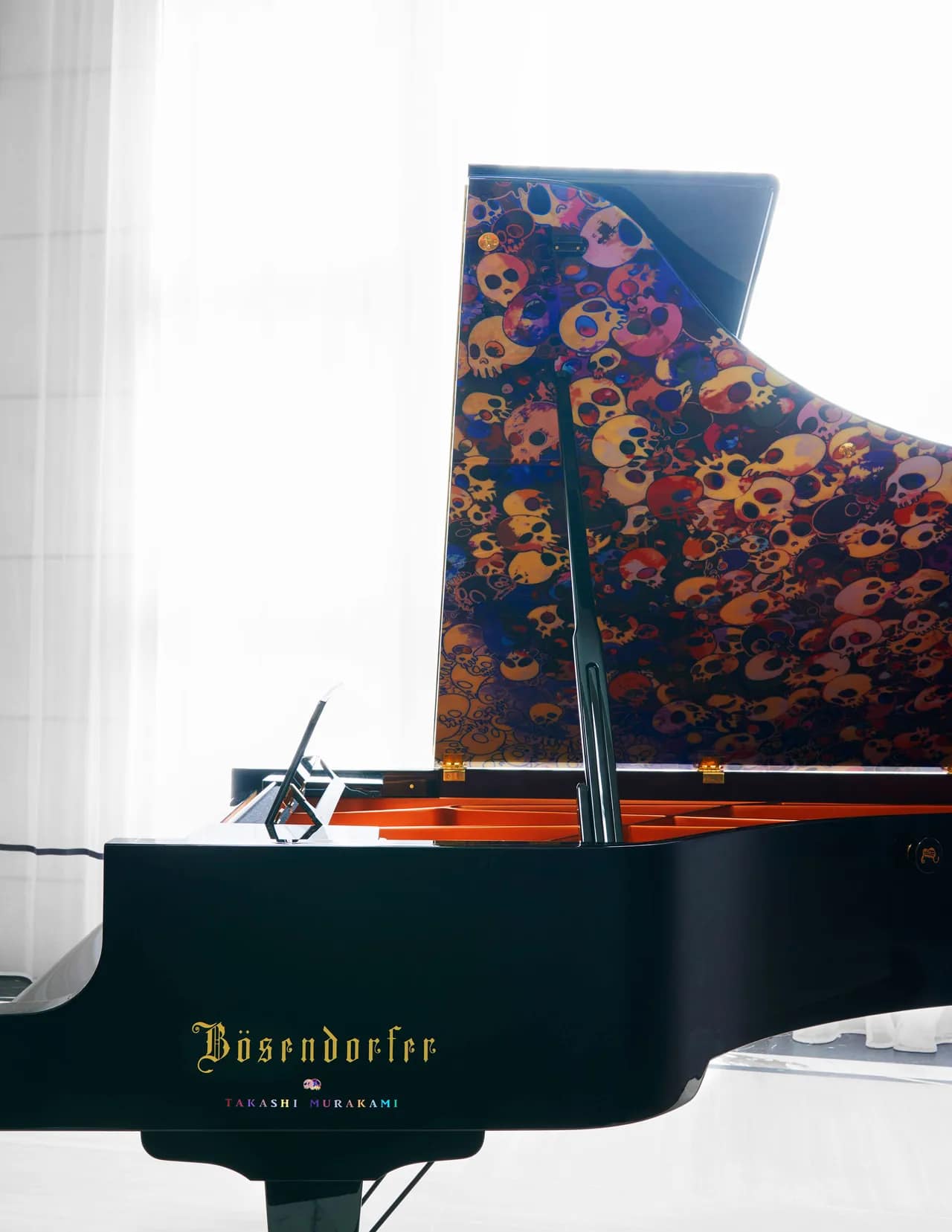 В гостях у Дрейка: кресла с бриллиантами и рояль от Такаси Мураками