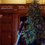 6-метрова ялина й золотисті гірлянди: резиденцію Єлизавети II прикрасили до Різдва