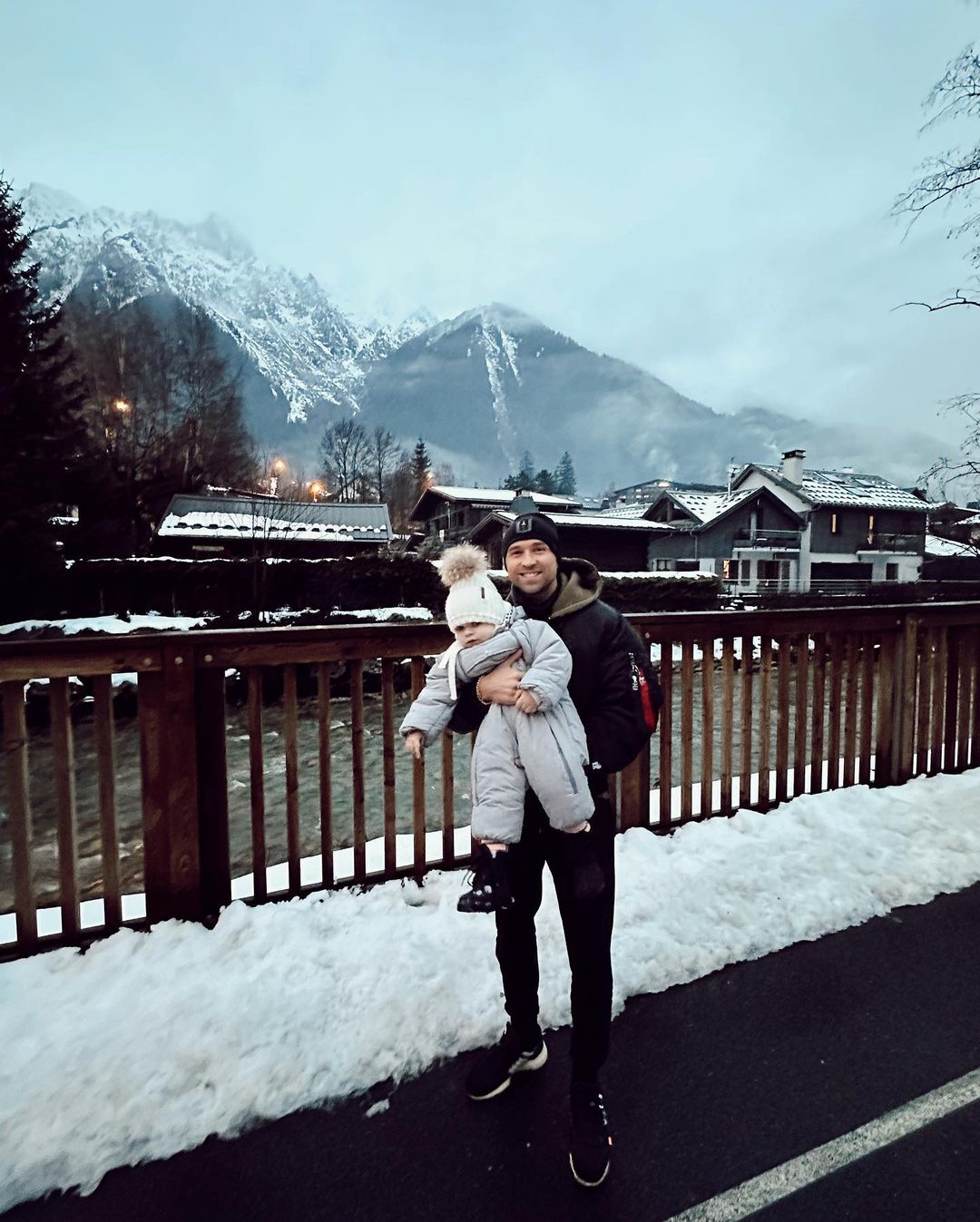 Сімейна ідилія: Макс Михайлюк і Даша Хлистун із дочкою відпочивають в Альпах