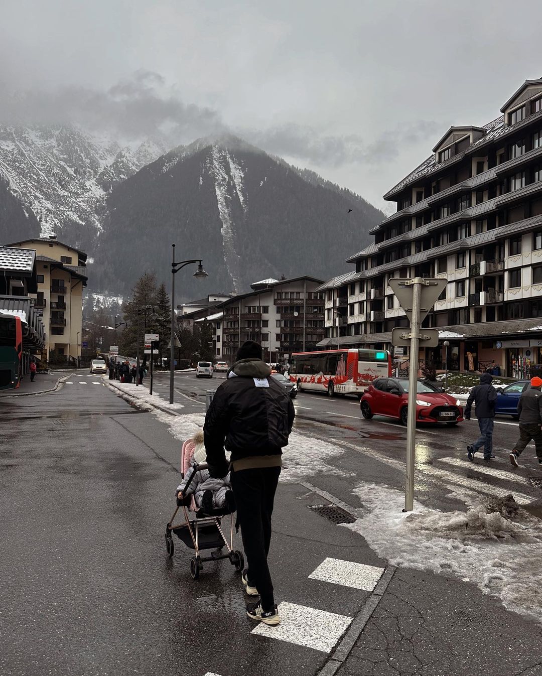 Семейная идиллия: Макс Михайлюк и Даша Хлистун с дочерью отдыхают в Альпах