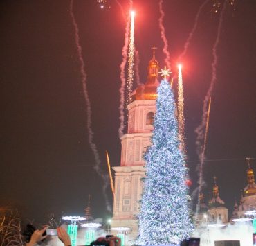 От «Революции достоинства» до сегодня: какими были главные новогодние елки Украины