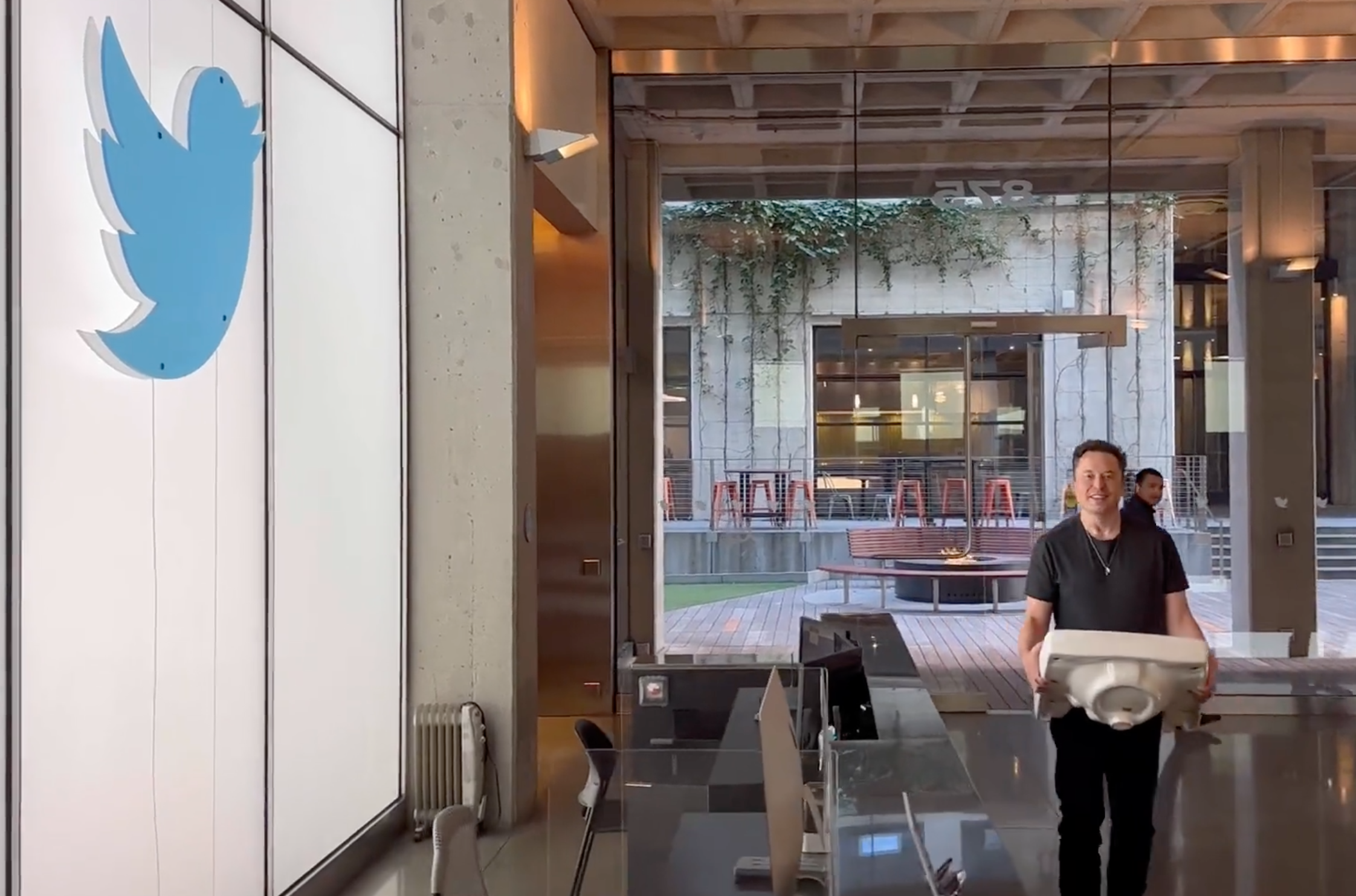 Ілон Маск продасть меблі зі штаб-квартири Twitter