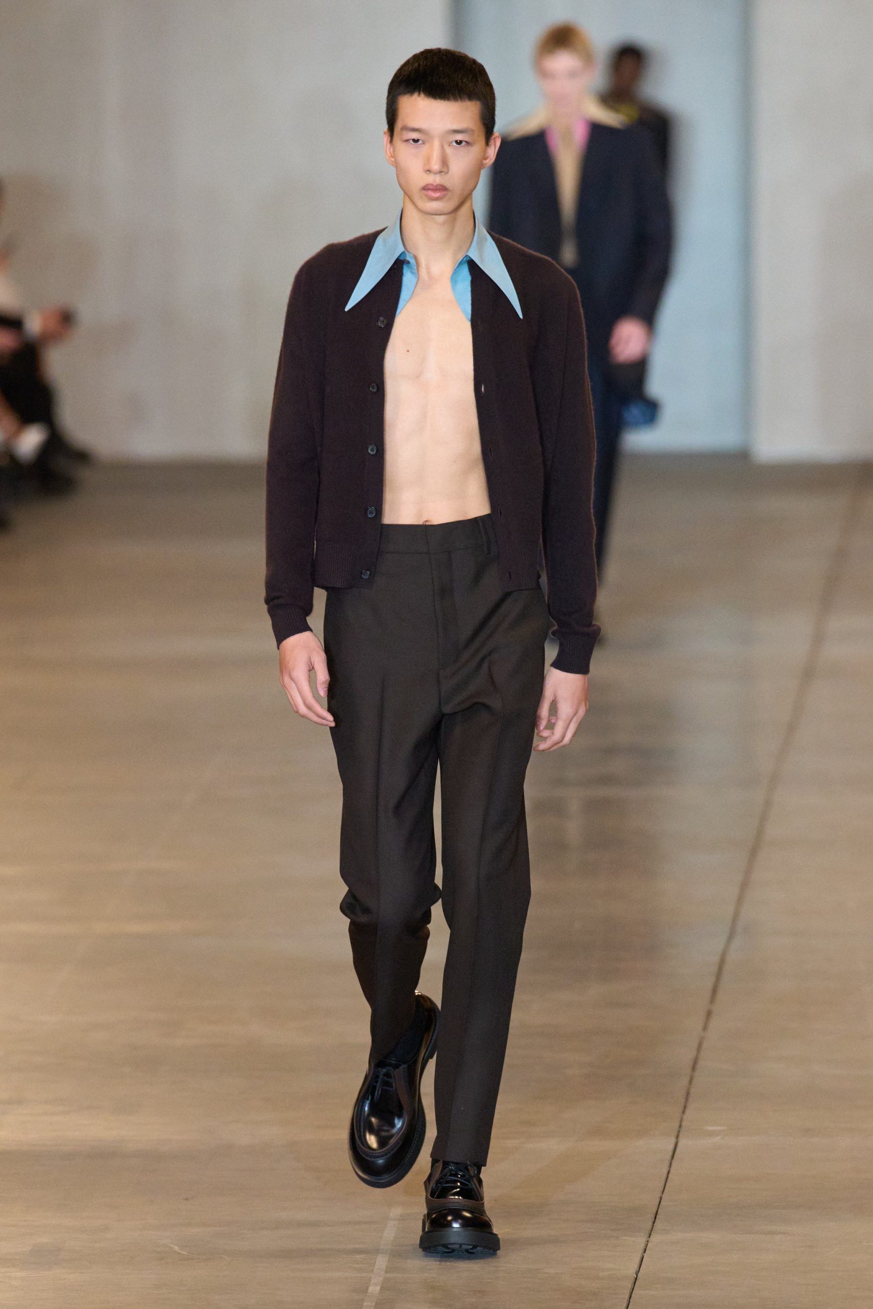 Остроконечные воротники и габаритные куртки — главные образы мужской коллекции Prada
