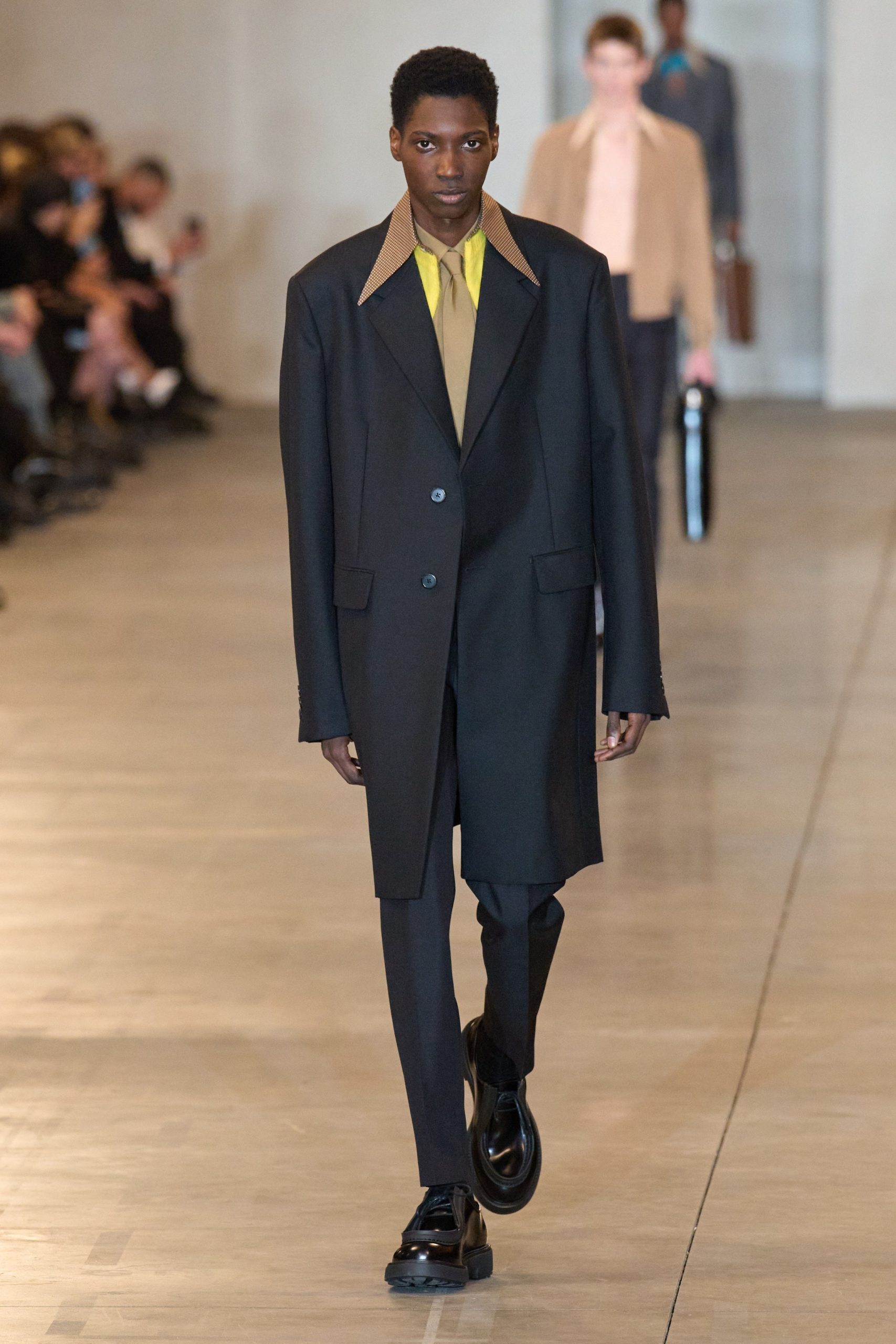 Гострокінцеві коміри та габаритні куртки — головні образи чоловічої колекції Prada