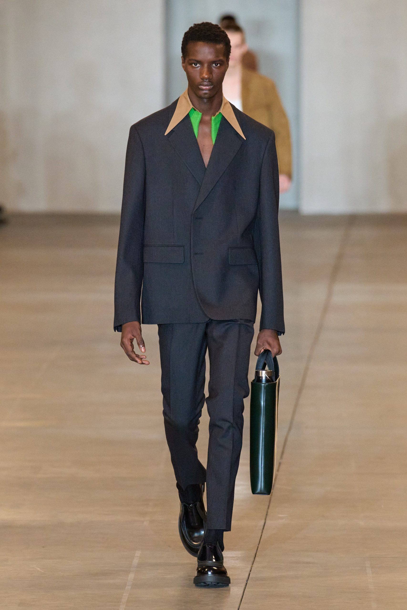Остроконечные воротники и габаритные куртки — главные образы мужской коллекции Prada