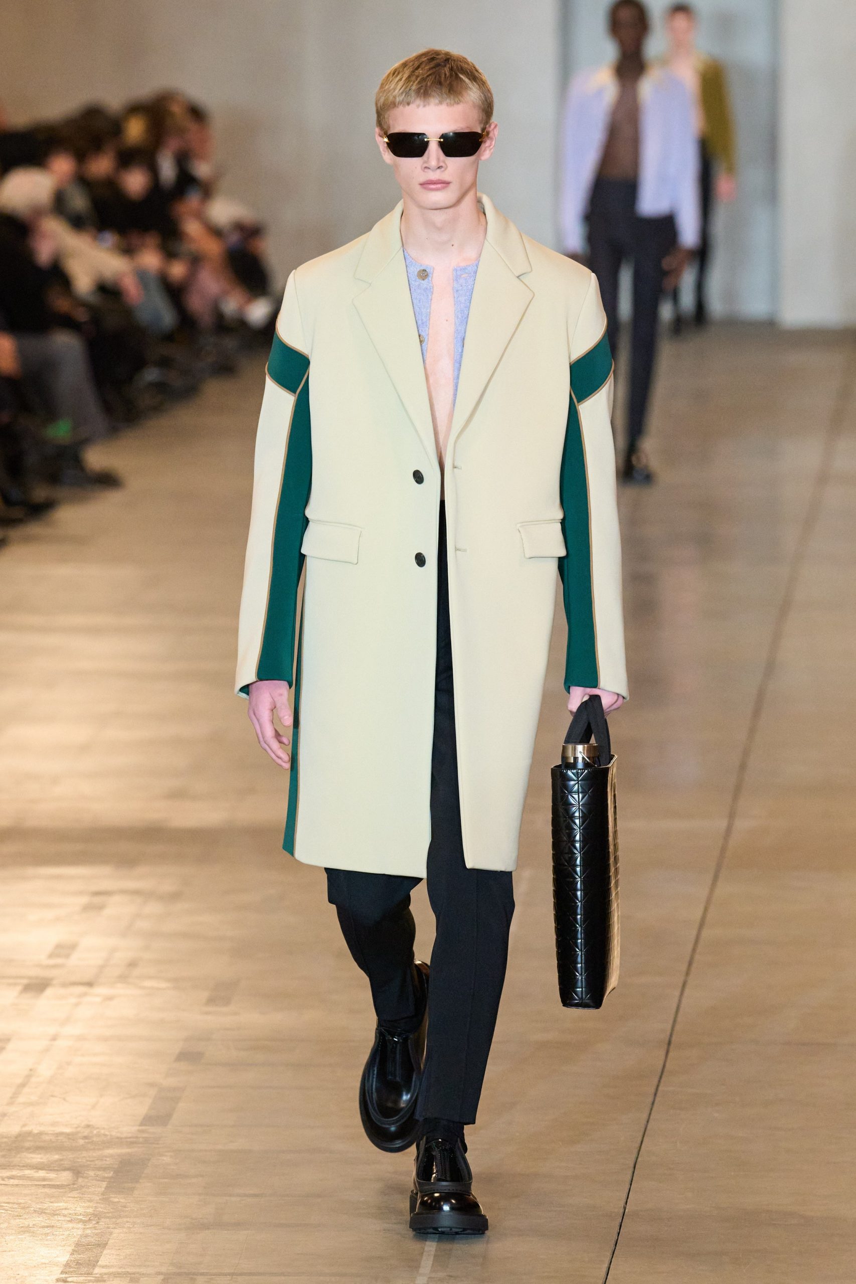 Гострокінцеві коміри та габаритні куртки — головні образи чоловічої колекції Prada